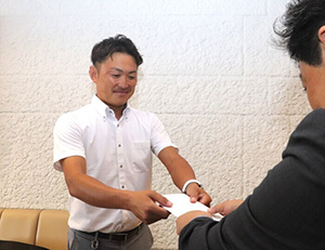 荻野工業カップジュニアサッカー大会での寄付金を山日YBS厚生文化事業団に寄託いたしました